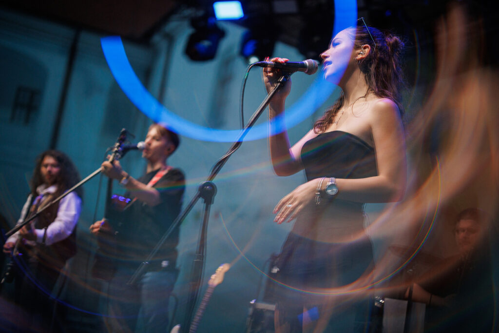 Read more about the article Noi locații și program maraton de filme, plus invitați speciali și concert Mirabela Dauer, totul în ultima zi a AIMFF